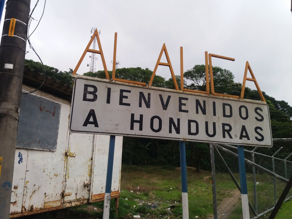Las Manos Border sign