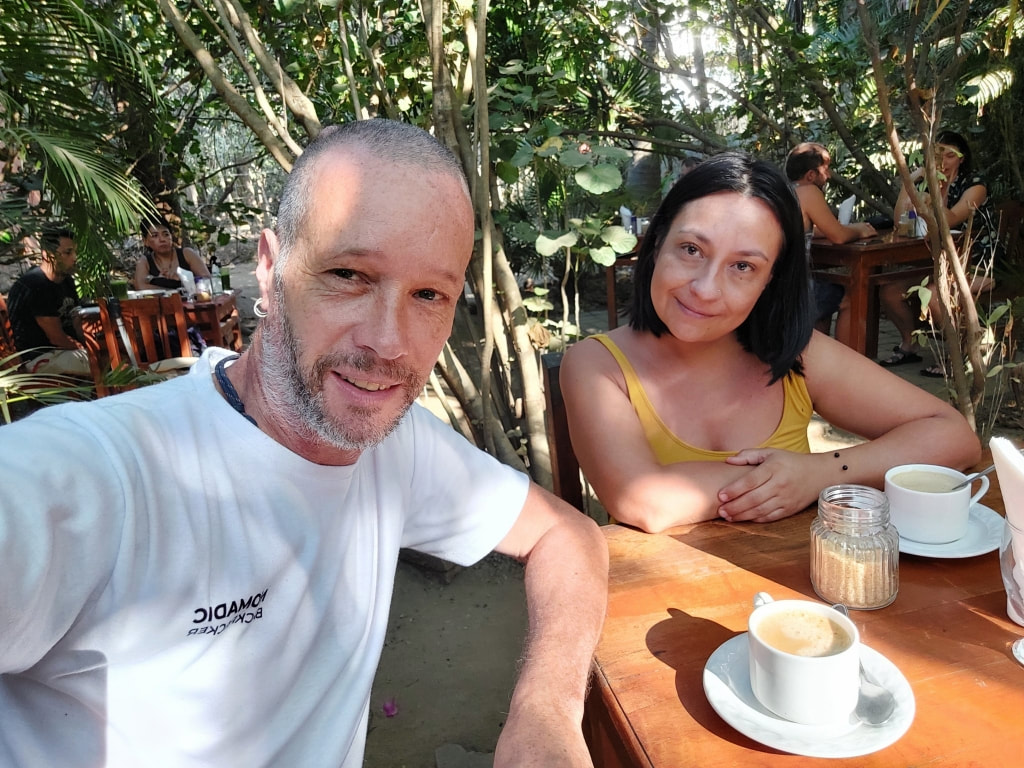 Nomadic Backpacker and Miss CDMX at the Orale cafe in Zipolite