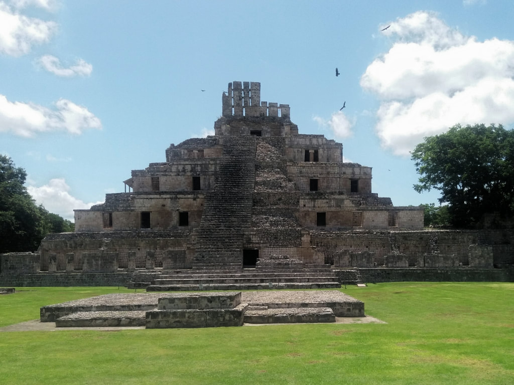 Edificio de los Cinco Pisos Edzná Mexico