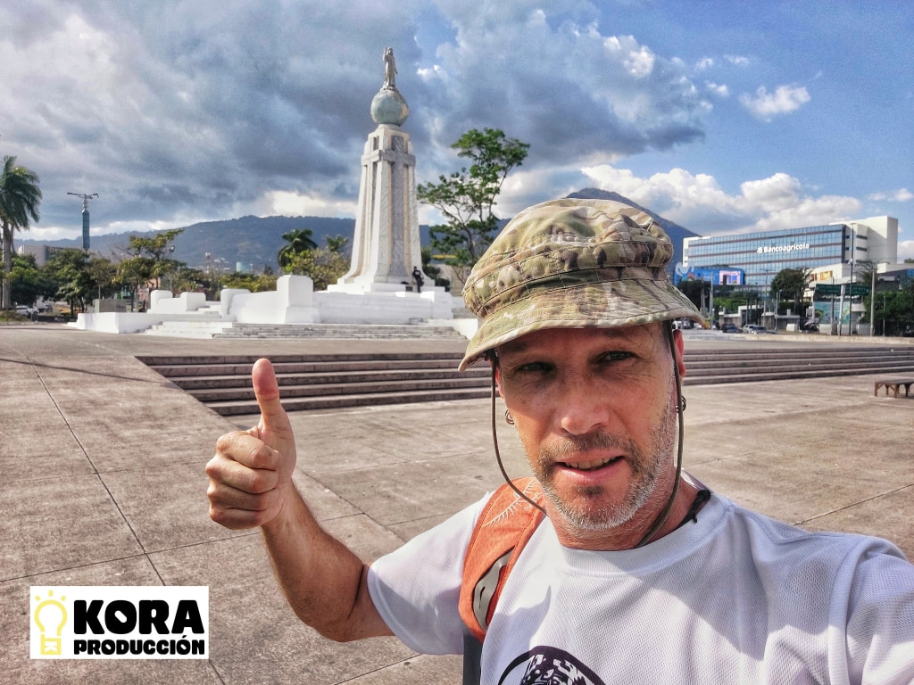Nomadic Backpacker in San salvador with T shirts printed by Kora Produccion