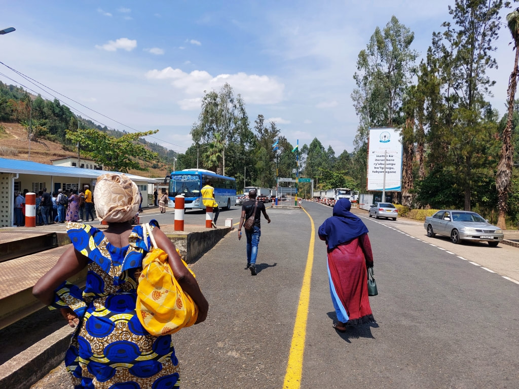 rwanda burundi border at Kanyaru