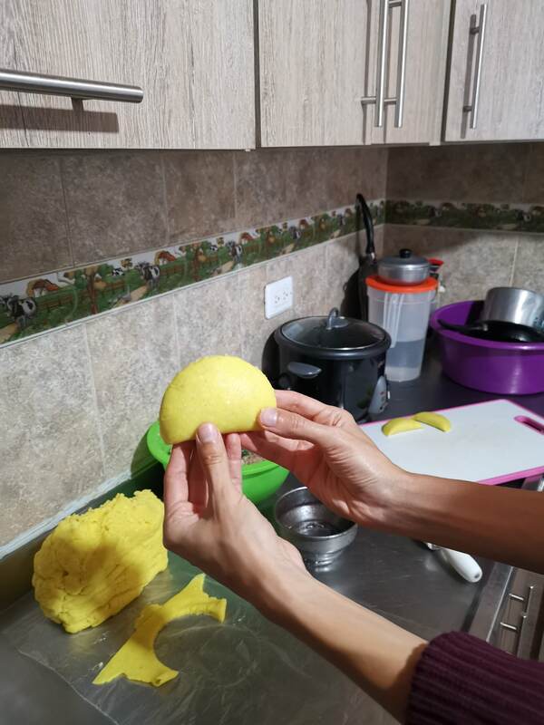 Learning how to cook empanadas, Homestay Colombia