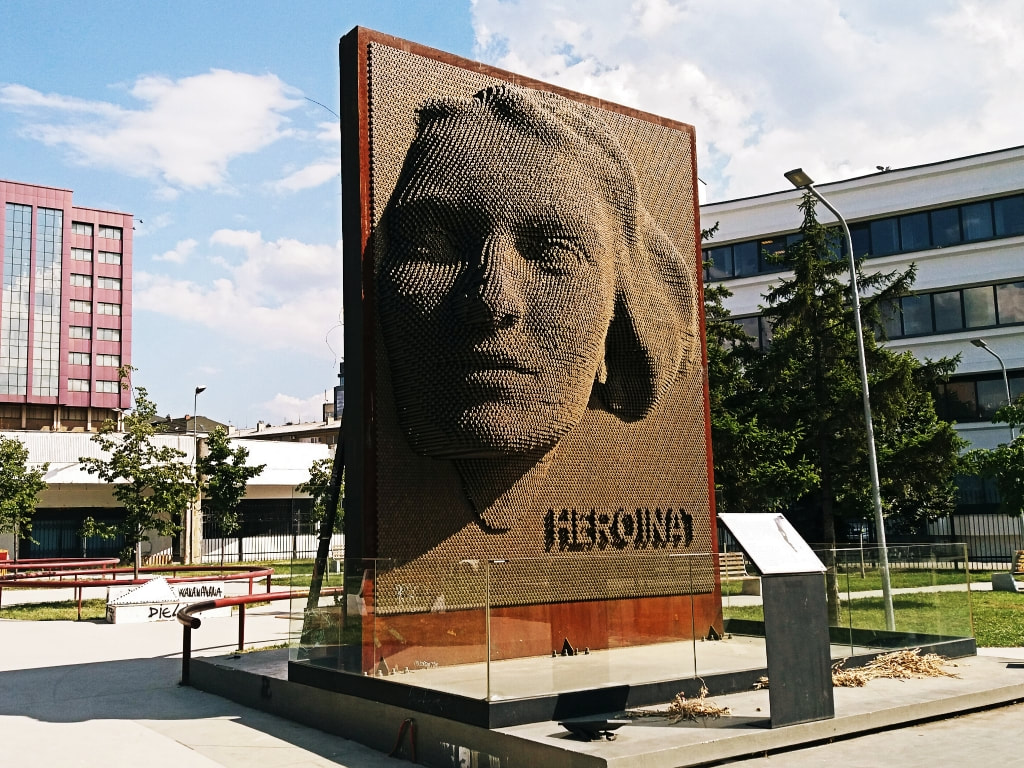 Heroinat memorial Prishtina