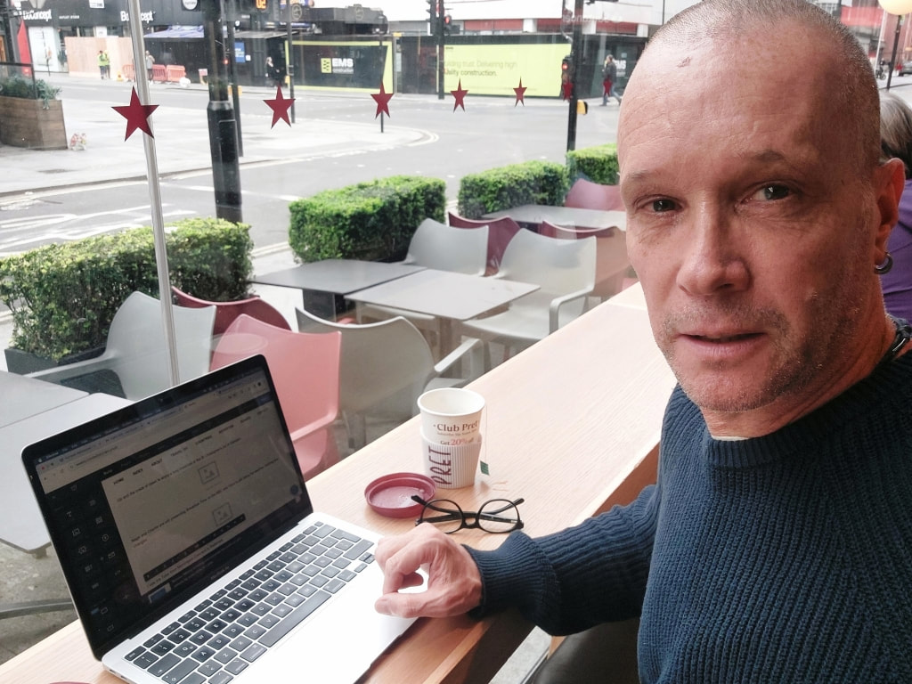 Nomadic Backpacker blogging from a cafe in London