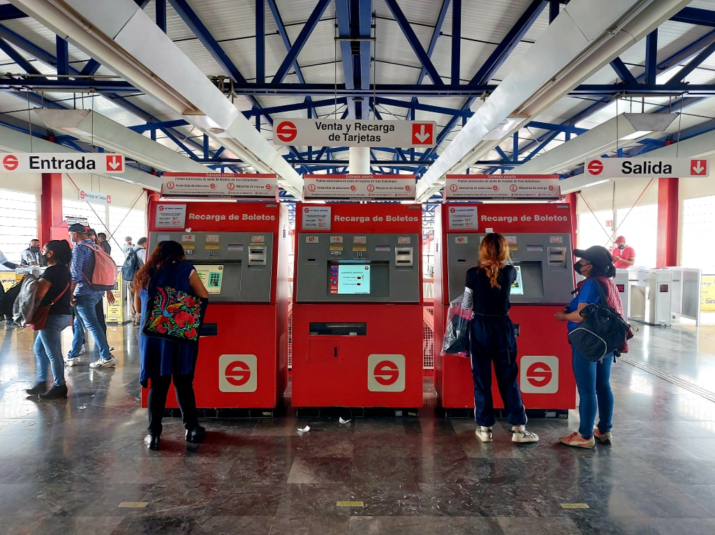 Venta y Recarga de Tarjetas machine on the Tren Suburbano