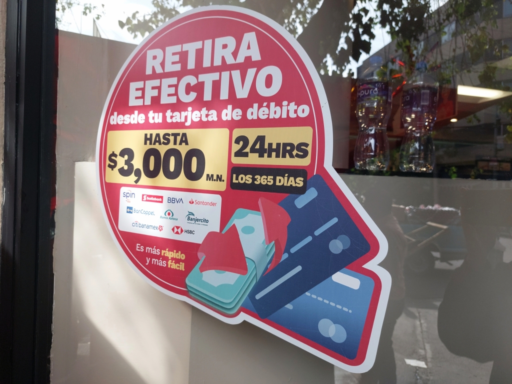 Retira efectivo sign at OXXO in Mexico